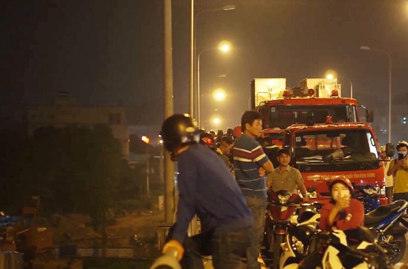 Cô gái bỏ xe máy trên cầu, nhảy sông Sài Gòn mất tích