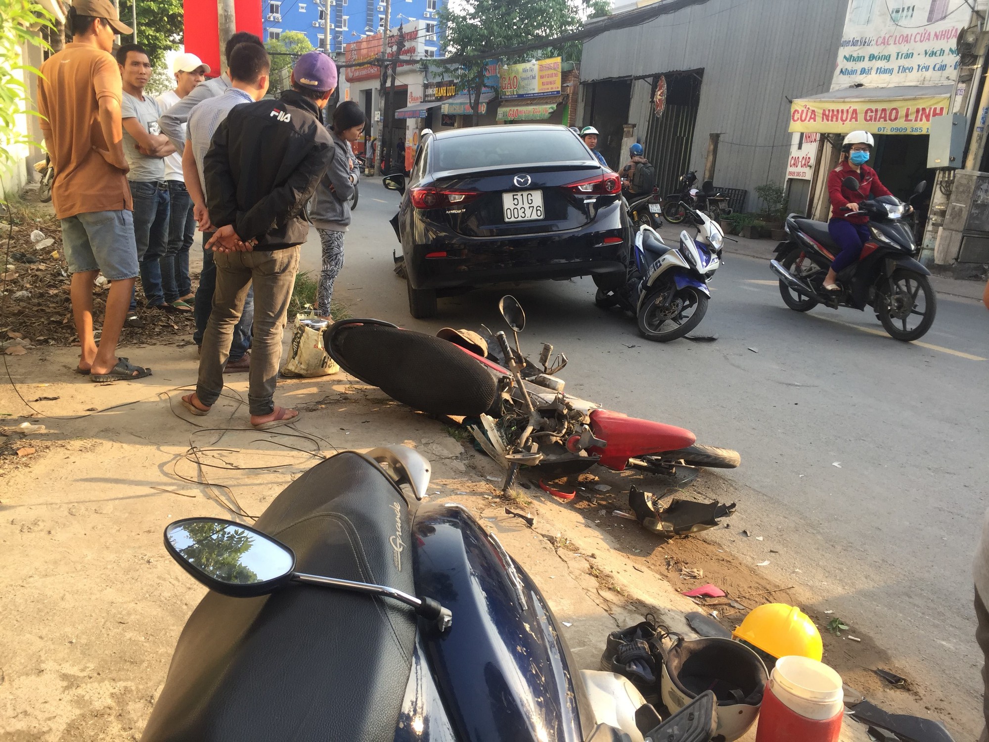 Xế hộp tông nhiều xe máy khiến 3 người bị thương ở Sài Gòn