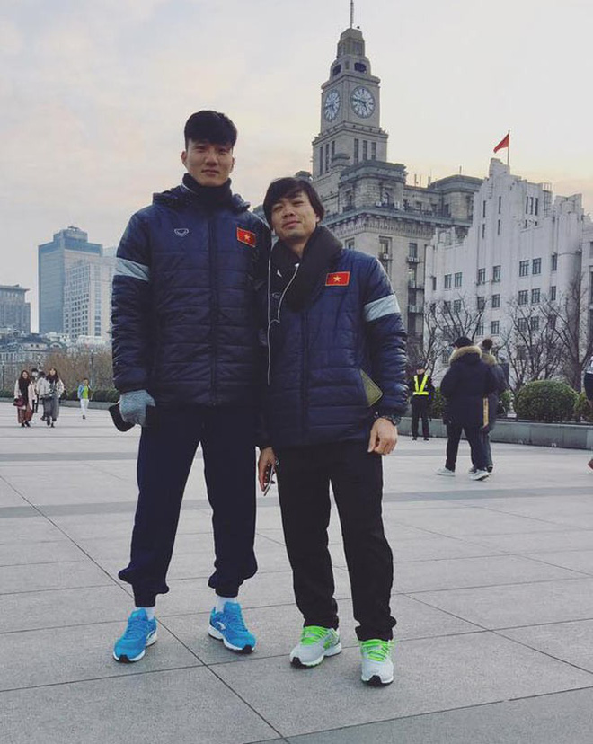 Được ô tô đưa đón nhưng khi thấy bố chạy xe máy cũ mèm theo, thủ môn U23 Việt Nam đã lao ngay xuống để được đi với bố về nhà Được ô tô đưa đón nhưng khi thấy bố chạy xe máy cũ mèm theo, thủ môn U23 Việt Nam đã lao ngay xuống để được đi với bố về nhà