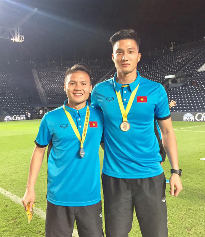 Được ô tô đưa đón nhưng khi thấy bố chạy xe máy cũ mèm theo, thủ môn U23 Việt Nam đã lao ngay xuống để được đi với bố về nhà