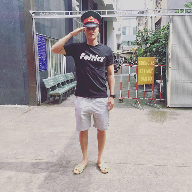 Được ô tô đưa đón nhưng khi thấy bố chạy xe máy cũ mèm theo, thủ môn U23 Việt Nam đã lao ngay xuống để được đi với bố về nhà