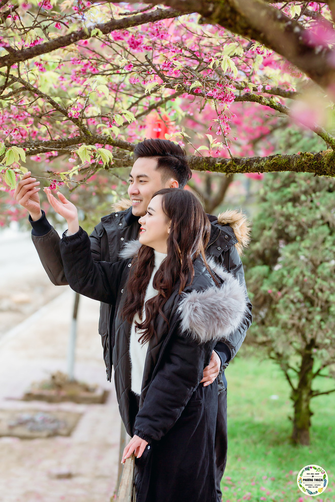 Cặp đôi Hà Nội và khoảnh khắc đắt trong bộ ảnh cưới băng tuyết Ô Quy Hồ, hoa anh đào Sa Pa Cặp đôi Hà Nội và khoảnh khắc đắt trong bộ ảnh cưới băng tuyết Ô Quy Hồ, hoa anh đào Sa Pa