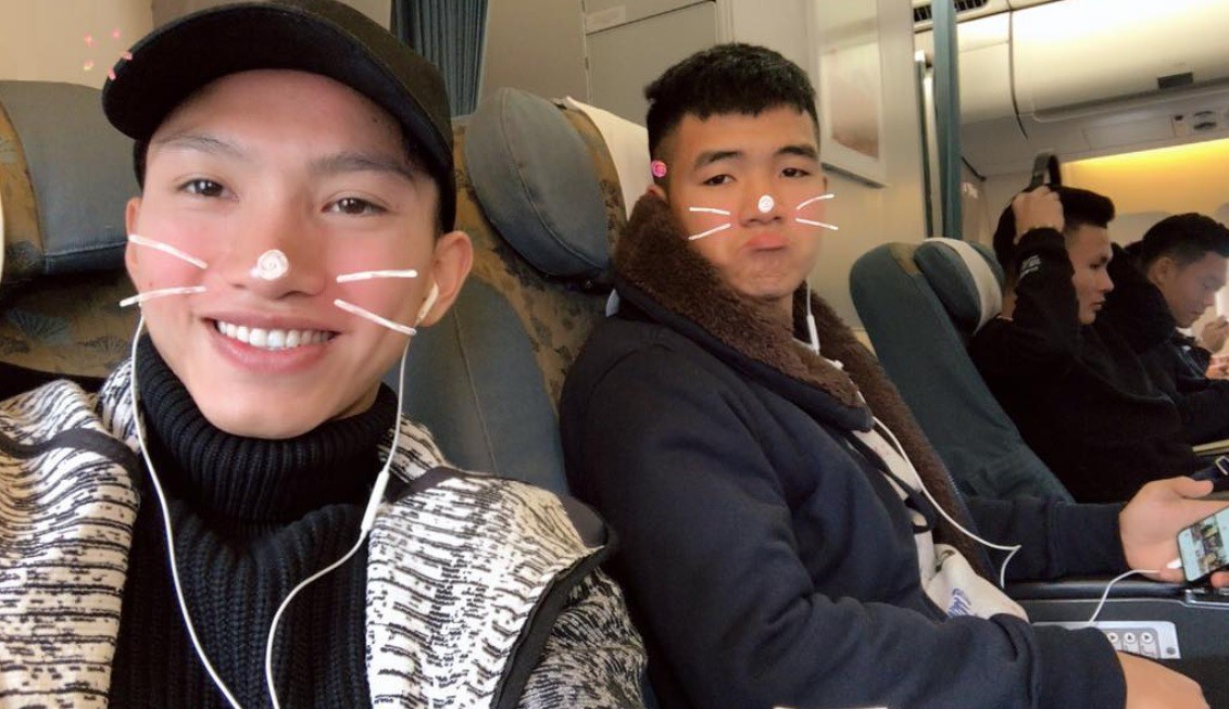 Fan đón U23 hạ cánh Sài Gòn cuồng nhiệt không khác gì sao Hàn!