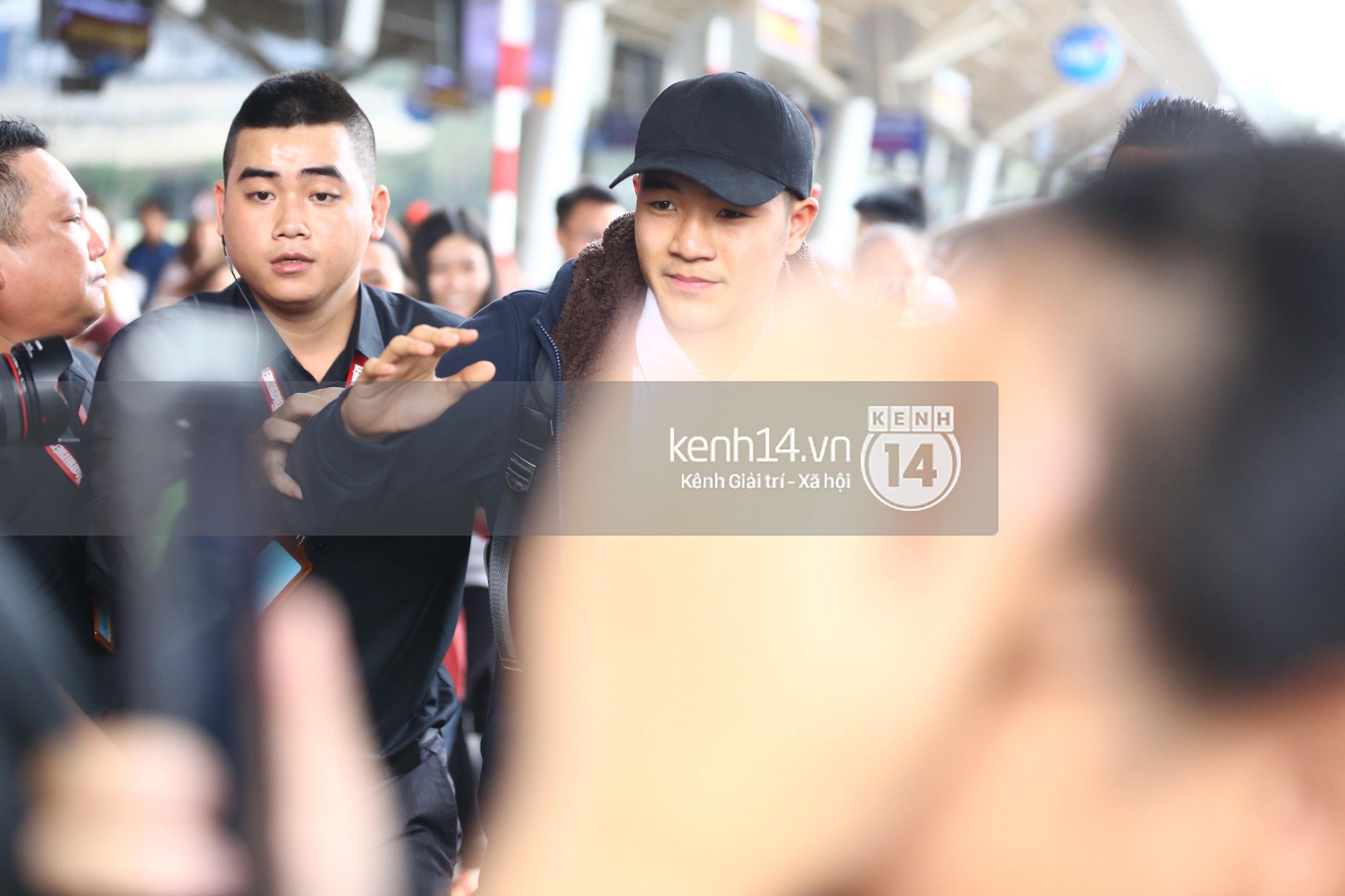 Fan đón U23 hạ cánh Sài Gòn cuồng nhiệt không khác gì sao Hàn!