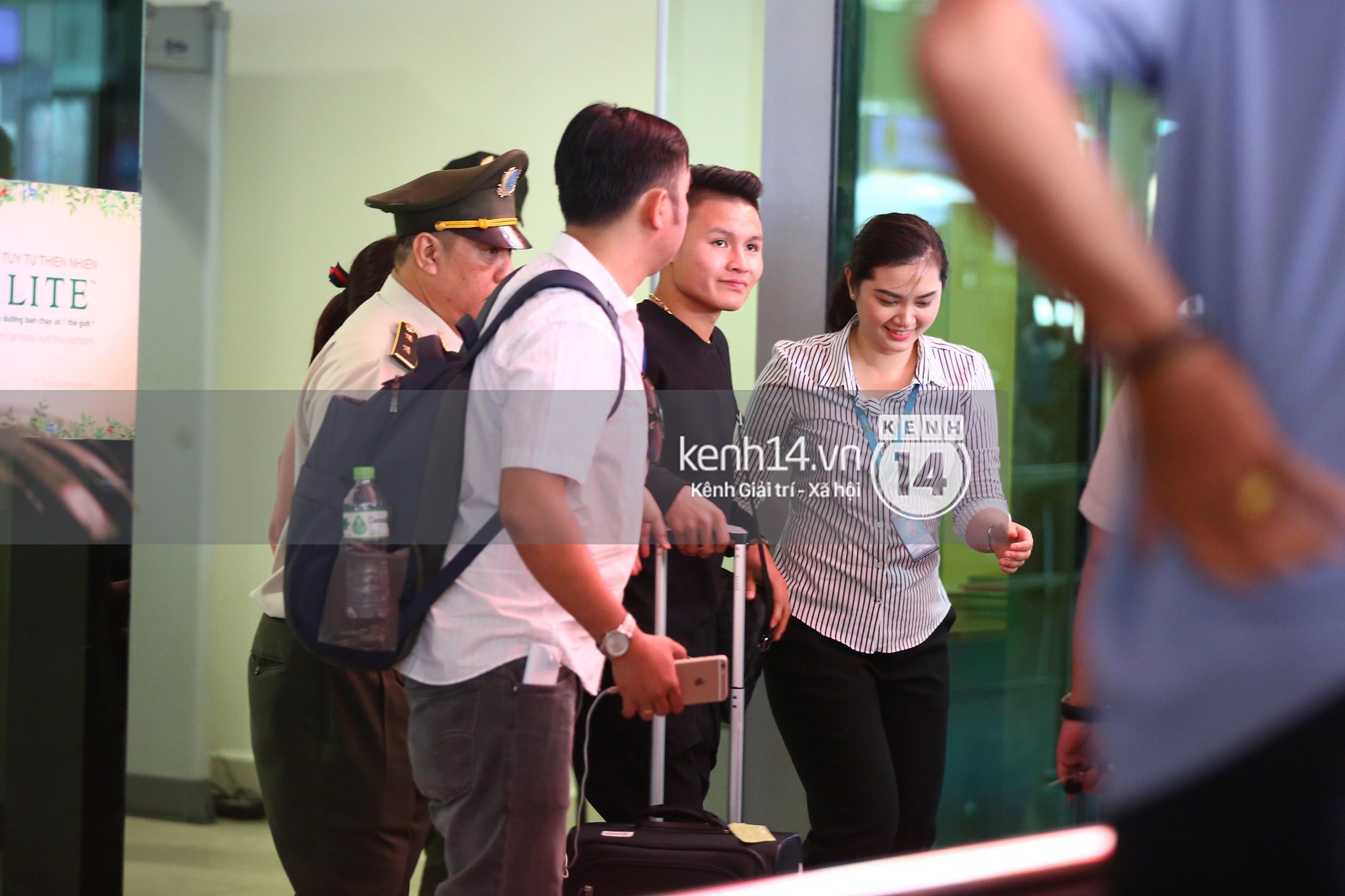 Fan đón U23 hạ cánh Sài Gòn cuồng nhiệt không khác gì sao Hàn!