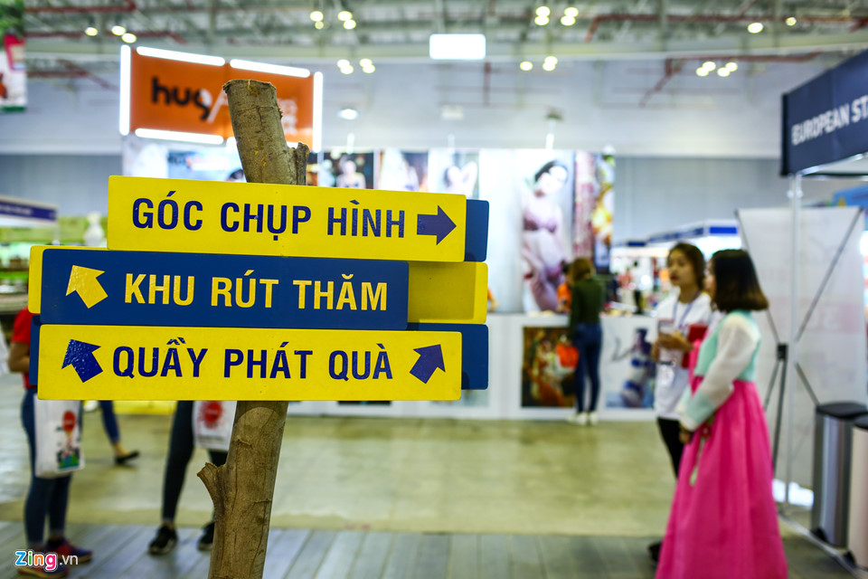 Mì tôm, hoa vải, quần áo giảm giá theo nhau ra chợ Tết Sài Gòn