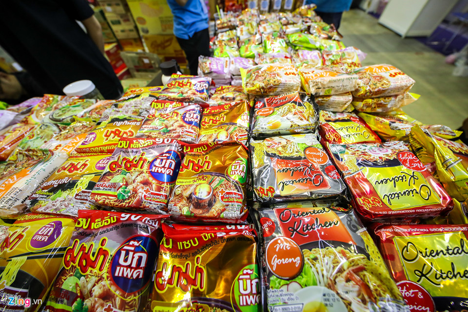 Mì tôm, hoa vải, quần áo giảm giá theo nhau ra chợ Tết Sài Gòn