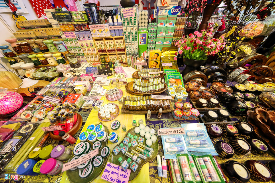 Mì tôm, hoa vải, quần áo giảm giá theo nhau ra chợ Tết Sài Gòn