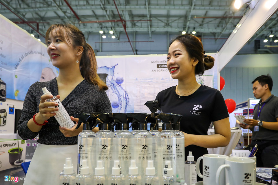 Mì tôm, hoa vải, quần áo giảm giá theo nhau ra chợ Tết Sài Gòn