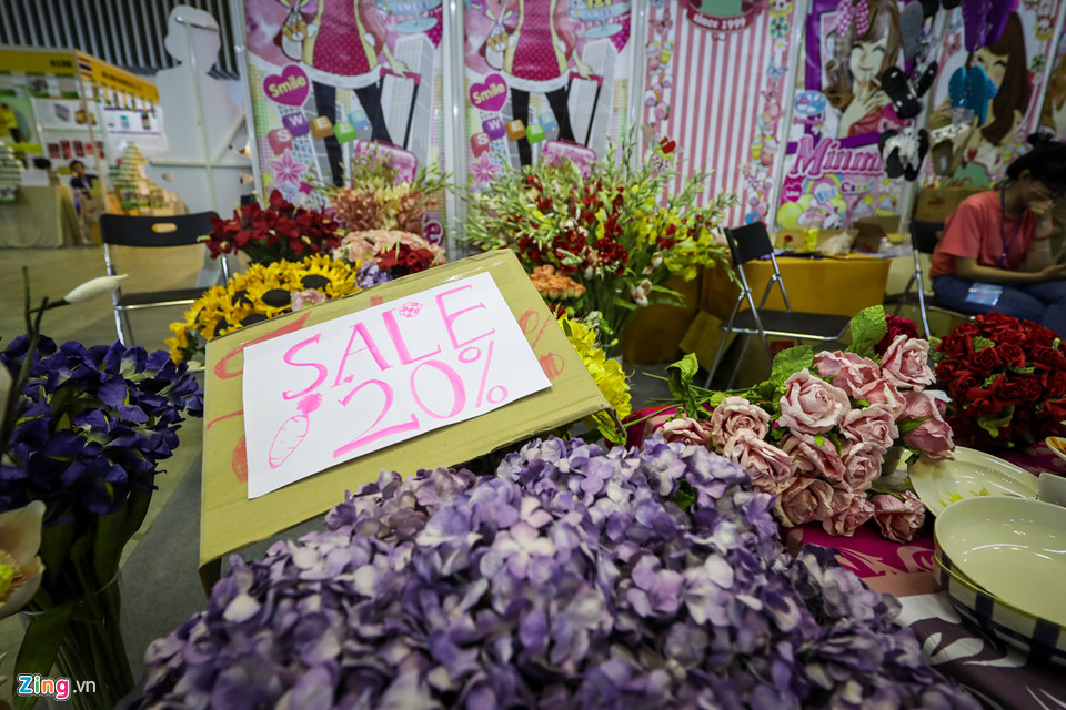 Mì tôm, hoa vải, quần áo giảm giá theo nhau ra chợ Tết Sài Gòn