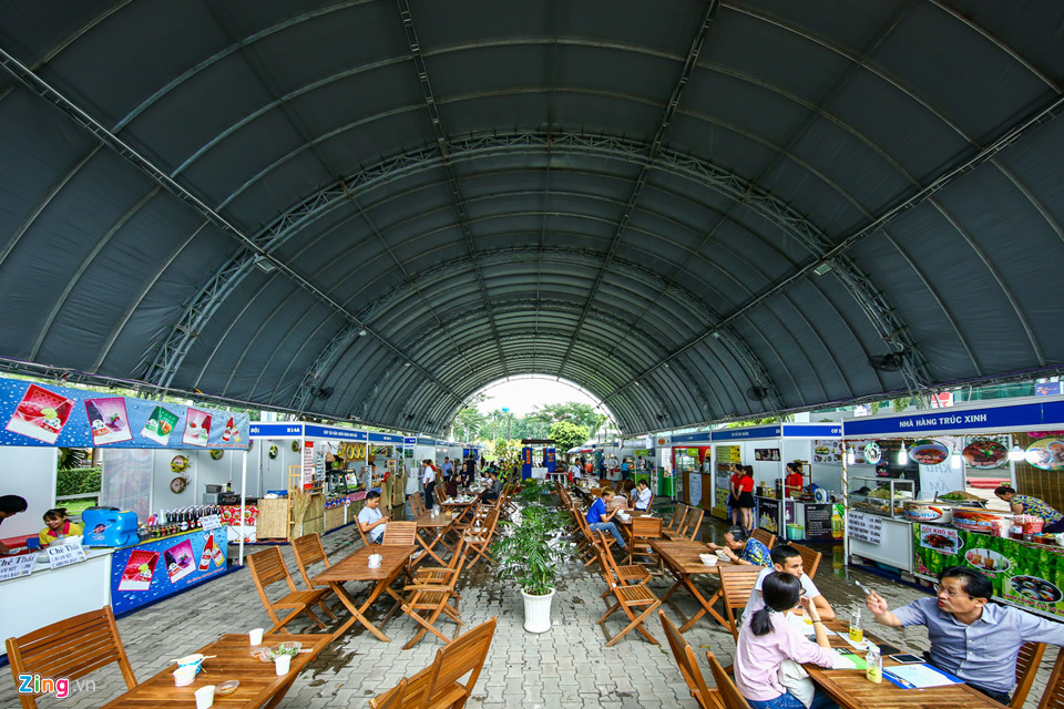 Mì tôm, hoa vải, quần áo giảm giá theo nhau ra chợ Tết Sài Gòn