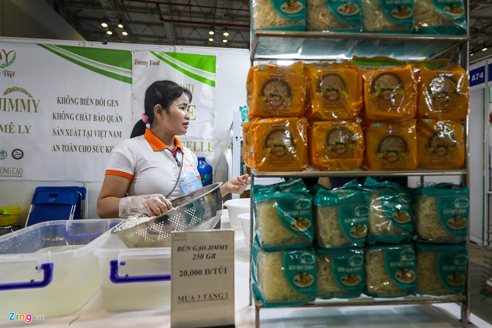 Mì tôm, hoa vải, quần áo giảm giá theo nhau ra chợ Tết Sài Gòn