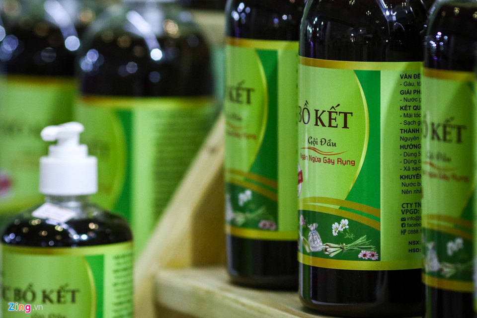 Mì tôm, hoa vải, quần áo giảm giá theo nhau ra chợ Tết Sài Gòn