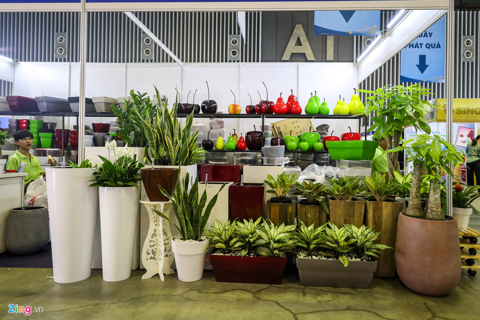 Mì tôm, hoa vải, quần áo giảm giá theo nhau ra chợ Tết Sài Gòn