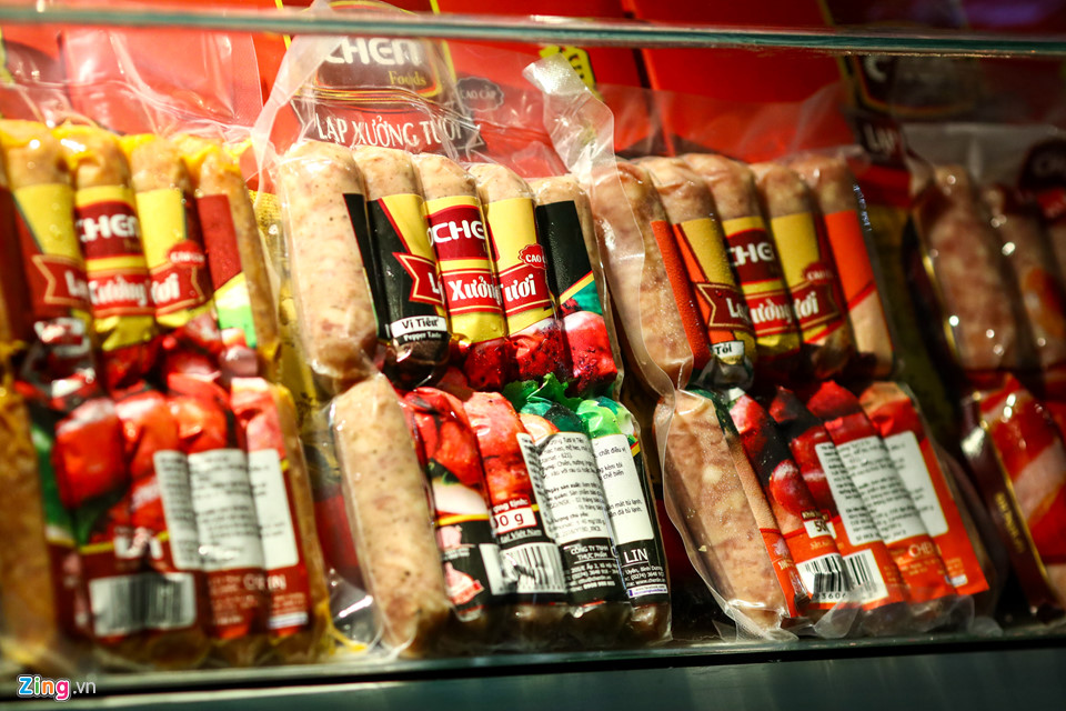 Mì tôm, hoa vải, quần áo giảm giá theo nhau ra chợ Tết Sài Gòn