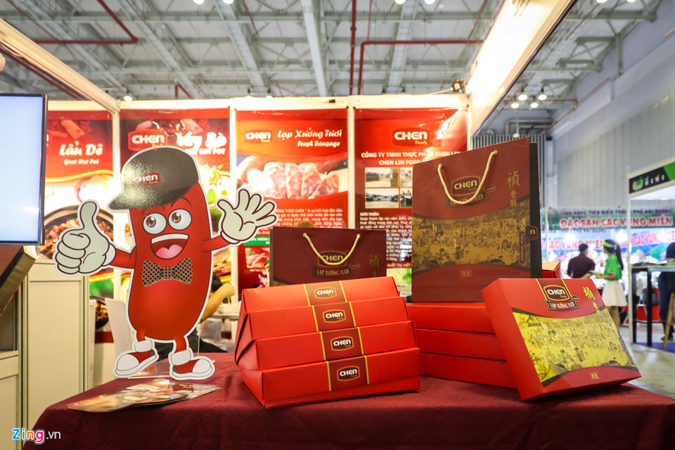 Mì tôm, hoa vải, quần áo giảm giá theo nhau ra chợ Tết Sài Gòn