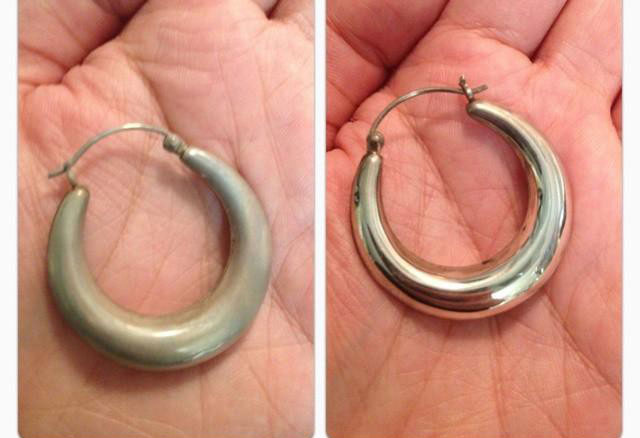 Bọc giấy nhôm vào khay rồi đổ nước sôi, đồ bạc cũ thế nào sau khi nhúng vào cũng sáng như mới