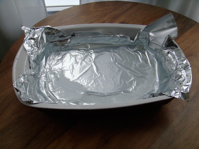Bọc giấy nhôm vào khay rồi đổ nước sôi, đồ bạc cũ thế nào sau khi nhúng vào cũng sáng như mới