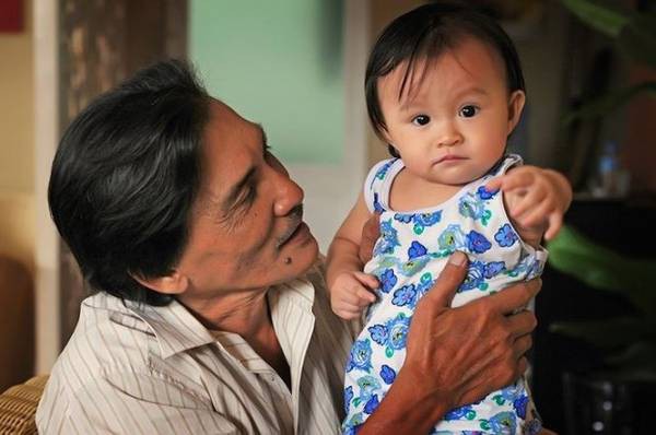 Ở tuổi ngoài 60, tài tử nức tiếng một thời Thương Tín chật vật kiếm sống nuôi vợ con Ở tuổi ngoài 60, tài tử nức tiếng một thời Thương Tín chật vật kiếm sống nuôi vợ con