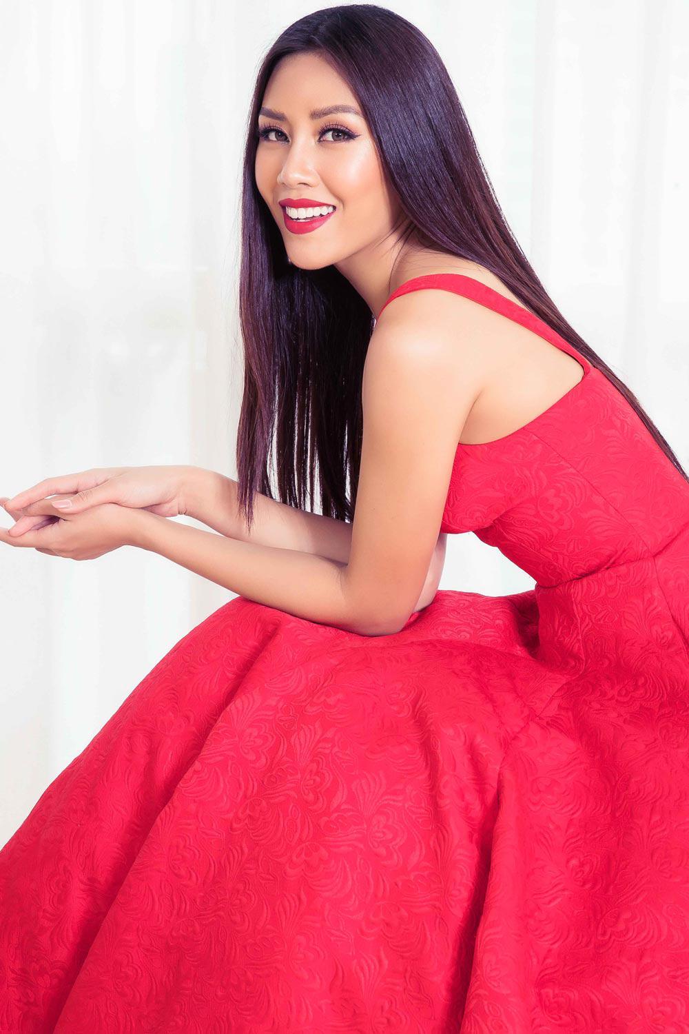 Bộ ảnh được mong chờ nhất của tân Hoa hậu HHen Niê và Phạm Hương đã xuất hiện