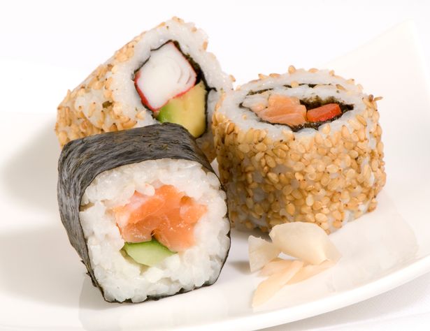 Sán dây dài như rắn làm tổ trong bụng người thích ăn sushi
