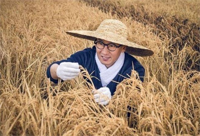 Sao Cbiz lỗi thời: Đường Tăng đi hát hội chợ kiếm tiền, Nhĩ Thái kéo fame bằng hình ảnh gây sốc Sao Cbiz lỗi thời: Đường Tăng đi hát hội chợ kiếm tiền, Nhĩ Thái kéo fame bằng hình ảnh gây sốc
