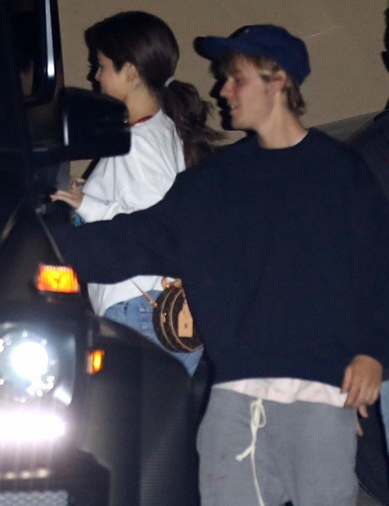 Selena Gomez và Justin Bieber đi học kinh thánh cùng nhau