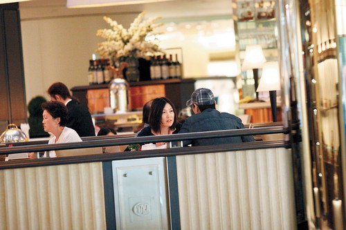 Lấy vợ là xã hội đen máu mặt, tài tử phong lưu nức tiếng Hồng Kông sợ vợ như sợ cọp