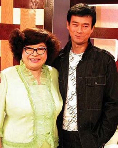 Lấy vợ là xã hội đen máu mặt, tài tử phong lưu nức tiếng Hồng Kông sợ vợ như sợ cọp