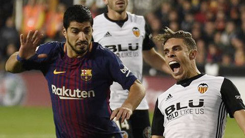 Luis Suarez bị tố cáo nhục mạ cầu thủ Valencia Luis Suarez bị tố cáo nhục mạ cầu thủ Valencia