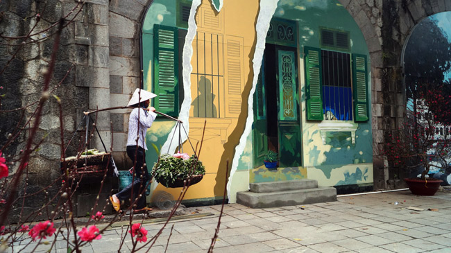 Ngắm tranh bích họa phố Phùng Hưng nhớ Hà Nội xưa