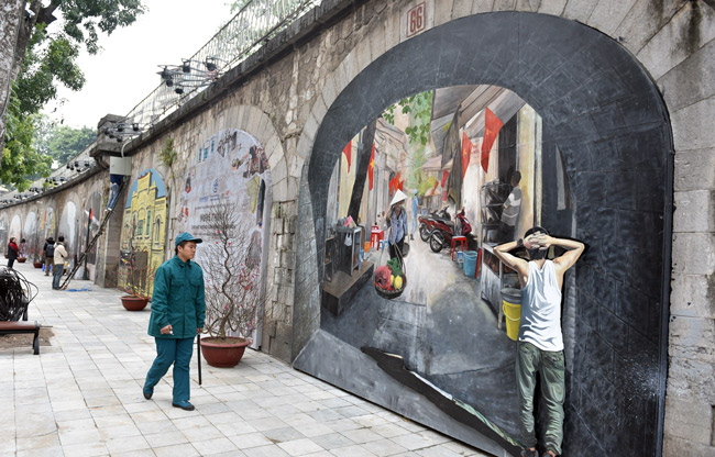 Ngắm tranh bích họa phố Phùng Hưng nhớ Hà Nội xưa