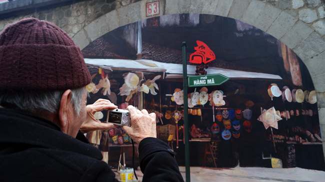 Ngắm tranh bích họa phố Phùng Hưng nhớ Hà Nội xưa