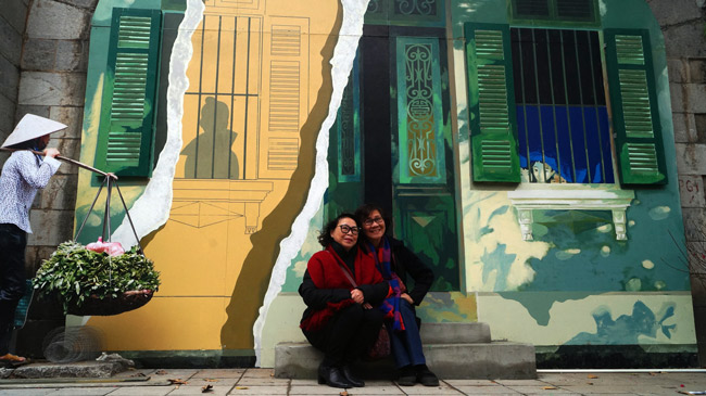 Ngắm tranh bích họa phố Phùng Hưng nhớ Hà Nội xưa