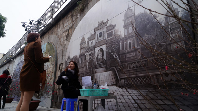 Ngắm tranh bích họa phố Phùng Hưng nhớ Hà Nội xưa