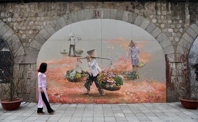 Ngắm tranh bích họa phố Phùng Hưng nhớ Hà Nội xưa