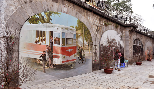 Ngắm tranh bích họa phố Phùng Hưng nhớ Hà Nội xưa