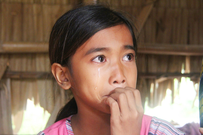 Bố mẹ bỏ rơi, 3 bé gái đi bán vé số mỗi ngày với ước mơ được tiếp tục đến trường