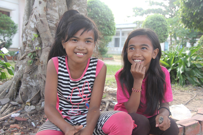 Bố mẹ bỏ rơi, 3 bé gái đi bán vé số mỗi ngày với ước mơ được tiếp tục đến trường