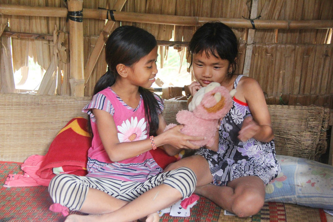 Bố mẹ bỏ rơi, 3 bé gái đi bán vé số mỗi ngày với ước mơ được tiếp tục đến trường