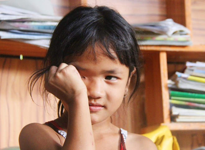 Bố mẹ bỏ rơi, 3 bé gái đi bán vé số mỗi ngày với ước mơ được tiếp tục đến trường