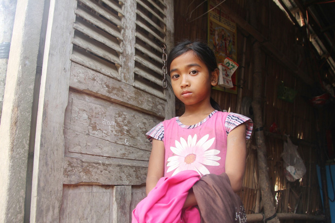 Bố mẹ bỏ rơi, 3 bé gái đi bán vé số mỗi ngày với ước mơ được tiếp tục đến trường