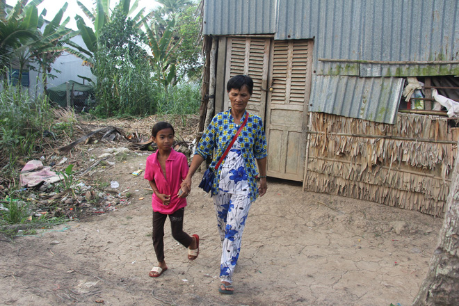 Bố mẹ bỏ rơi, 3 bé gái đi bán vé số mỗi ngày với ước mơ được tiếp tục đến trường