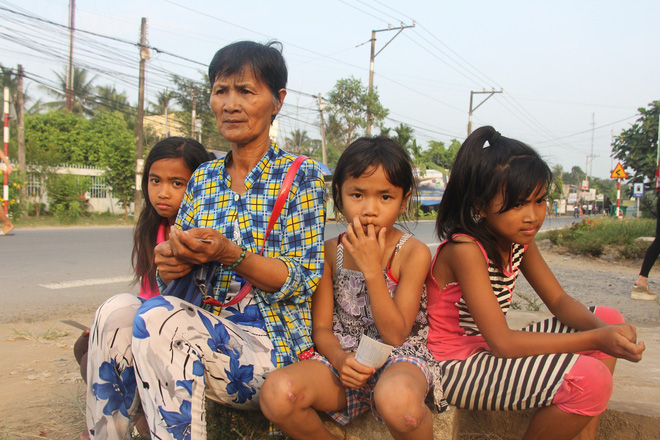 Bố mẹ bỏ rơi, 3 bé gái đi bán vé số mỗi ngày với ước mơ được tiếp tục đến trường