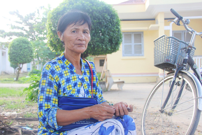 Bố mẹ bỏ rơi, 3 bé gái đi bán vé số mỗi ngày với ước mơ được tiếp tục đến trường