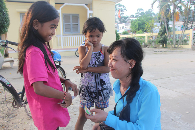 Bố mẹ bỏ rơi, 3 bé gái đi bán vé số mỗi ngày với ước mơ được tiếp tục đến trường