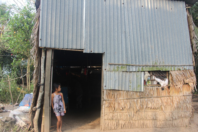 Bố mẹ bỏ rơi, 3 bé gái đi bán vé số mỗi ngày với ước mơ được tiếp tục đến trường