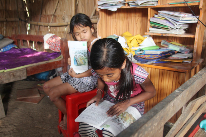 Bố mẹ bỏ rơi, 3 bé gái đi bán vé số mỗi ngày với ước mơ được tiếp tục đến trường