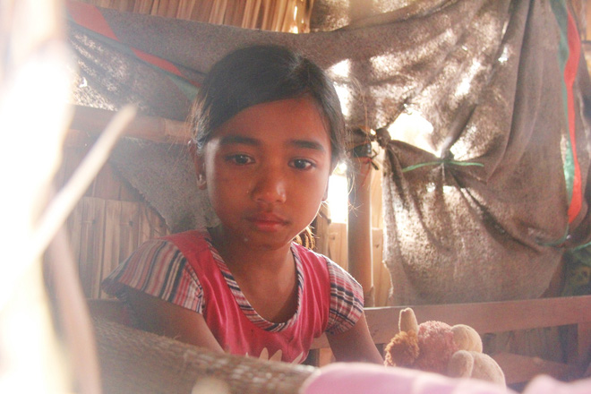 Bố mẹ bỏ rơi, 3 bé gái đi bán vé số mỗi ngày với ước mơ được tiếp tục đến trường