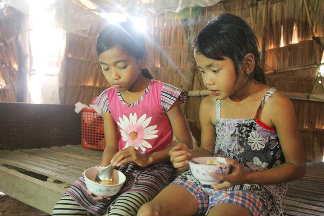 Bố mẹ bỏ rơi, 3 bé gái đi bán vé số mỗi ngày với ước mơ được tiếp tục đến trường